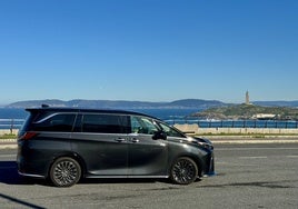 El Lexus LM con la Torre de Hércules al fondo