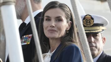 Letizia se viste de niña buena para despedir a Leonor en Cádiz: traje de chaqueta repetido, camisa blanca con lazada y una preciosa diadema joya