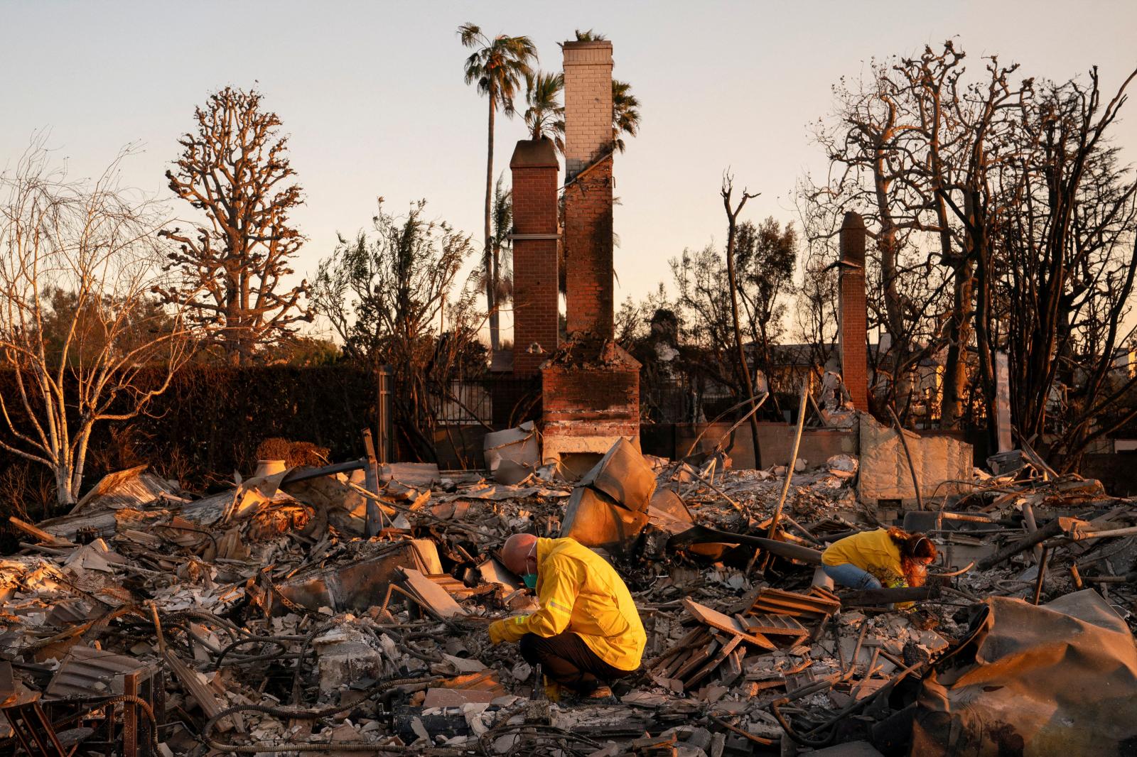 El fuego somete a Los Ángeles a una semana de infierno y alimenta un incendio político