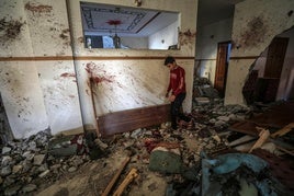 Un joven camina entre los restos de un edificio destruido en los últimos bombardeos sobre el centro de Gaza.