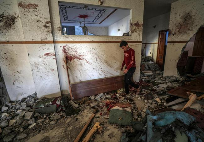 Un joven camina entre los restos de un edificio destruido en los últimos bombardeos sobre el centro de Gaza.