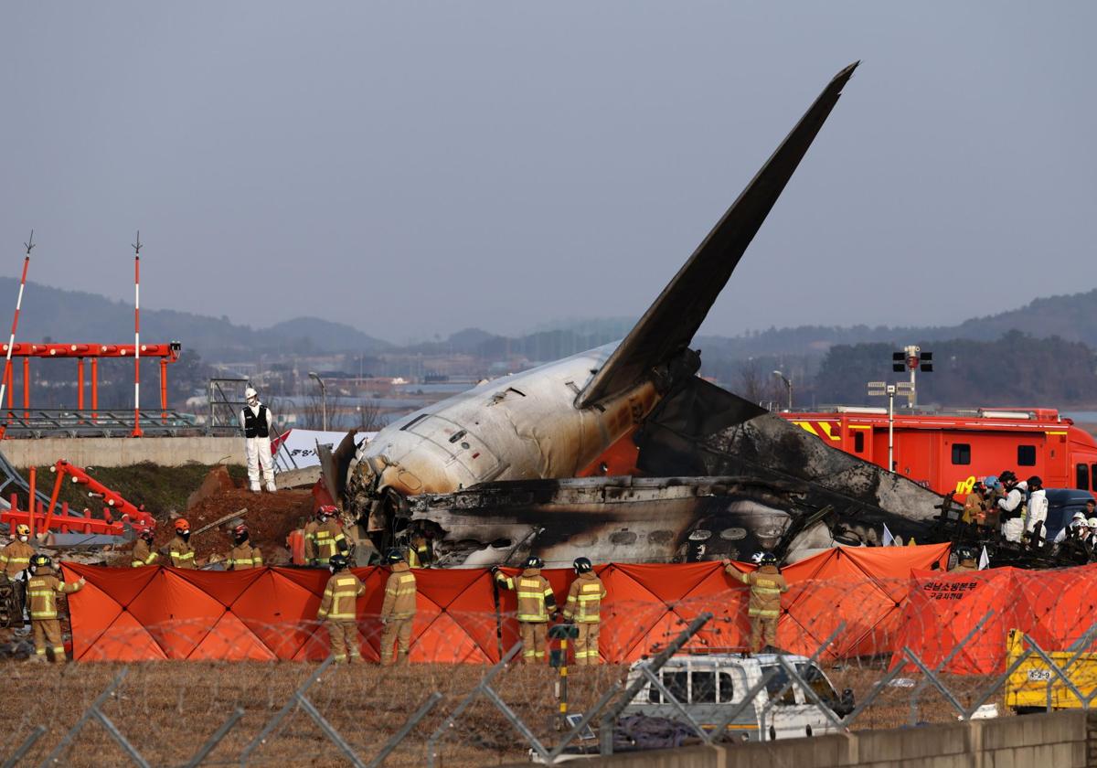 Restos del avión siniestrado en el aeropuerto de Muan.