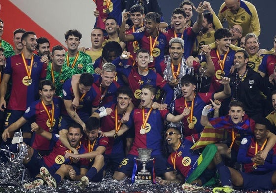 Los jugadores del Barça celebran la Supercopa.