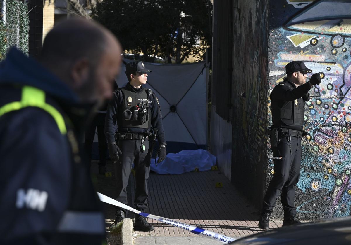 Agentes de la Policía Nacional, en el lugar del asesinato.