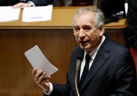 El primer ministro francés, François Bayrou, responde a los diputados en la Asamblea Nacional.