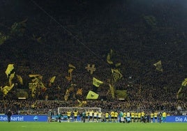 Los jugadores del Borussia Dortmund celebran con su afición una victoria ante el Bayern de Múnich.