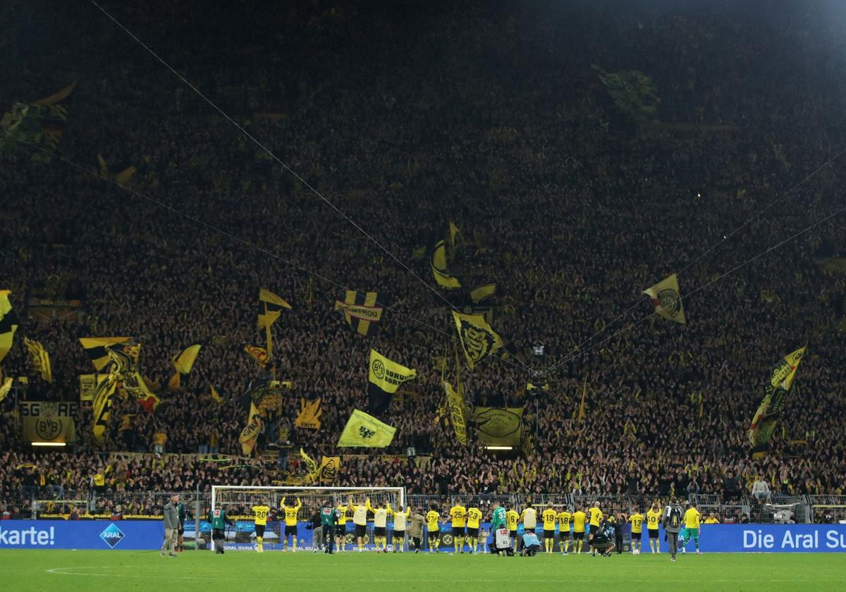 Los jugadores del Borussia Dortmund celebran con su afición una victoria ante el Bayern de Múnich.