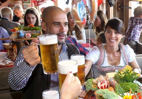 Pep Guardiola junto a su mujer Cristina Serra en una celebración en Alemania.