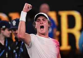 Joao Fonseca celebra su triunfo ante Rublev.