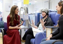 Kate Middleton visita el hospital donde fue tratada por el cáncer.