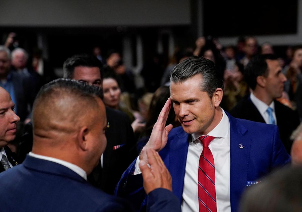 Pete Hegseth realiza un saludo militar antes de la audiencia.