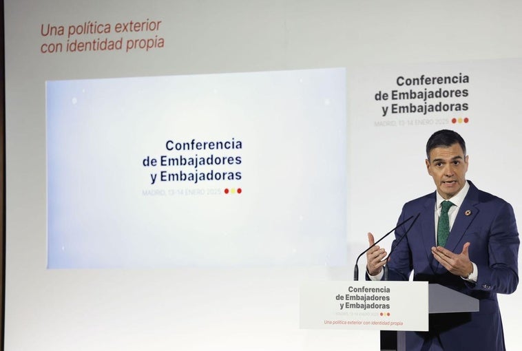 El presidente del Gobierno, Pedro Sánchez, da un discurso durante la IX Conferencia de Embajadores de España, este martes, en el Ministerio de Exteriores en Madrid