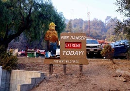 Cartel que avisa del peligro extremo de incendios en Los Ángeles.