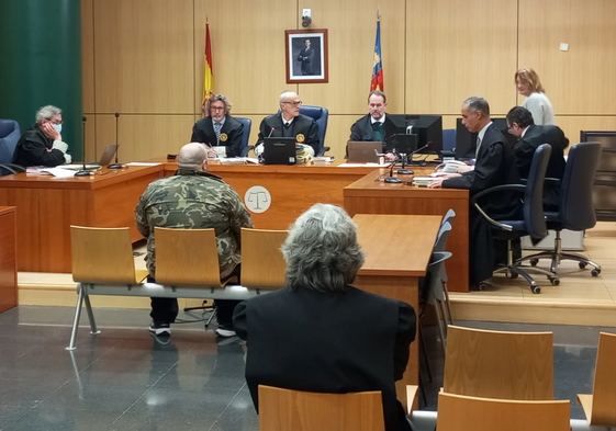 El encausado (con una chaqueta militar de camuflaje) frente al tribunal.