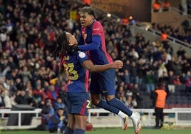 Jules Koundé celebra junto a Lamine Yamal su gol al Betis.