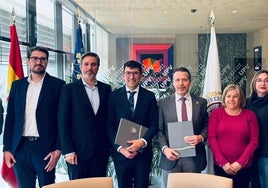 Foto de familia de los representantes de Renault y la Universidad de Valencia durante la firma