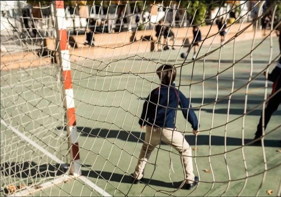 Muere un niño de 3 años tras caerle encima una portería en Barcelona