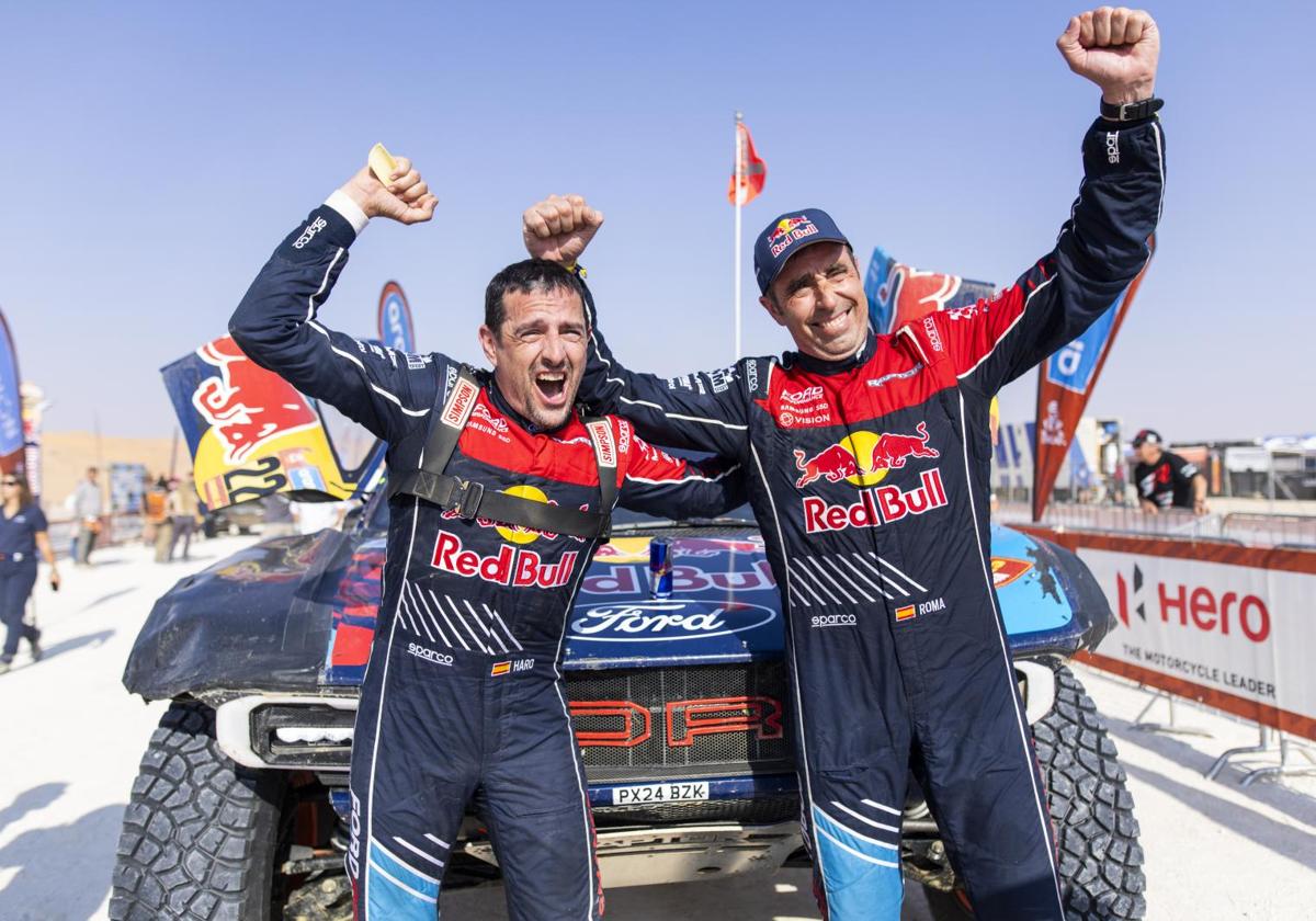 Nani Roma (d) celebra con su copiloto Alex Haro la victoria de etapa en el Dakar.