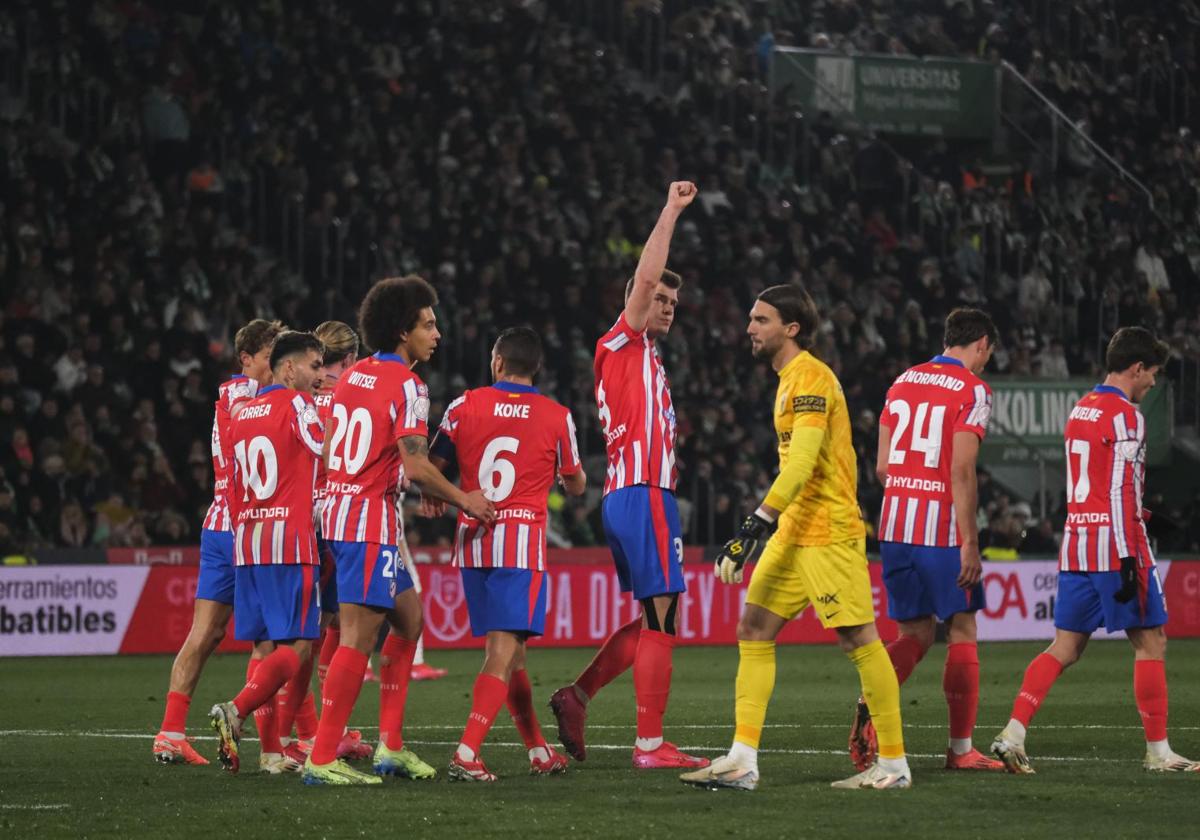 Los jugadores del Atlético celebran uno de los goles de Sorloth.