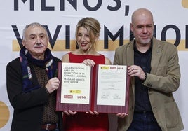 La vicepresidenta segunda, Yolanda Díaz, junto a los líderes de UGT y CC OO.