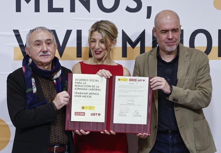 La vicepresidenta segunda, Yolanda Díaz, junto a los líderes de UGT y CC OO.