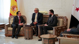 El ministro de Asuntos Exteriores, José Manuel Albares, junto a Ahmed al Shara, el líder del grupo yihadista Hayat Tahrir al Sham