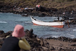 Cayuco frente a las costas de las Islas Canarias.