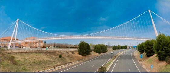 Recreación del puente colgante que comenzará a montarse en primavera y estará en uso tras el verano.