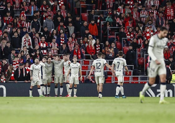 Los jugadores de Osasuna celebran uno de los dos goles de Ante Budimir en San Mamés.