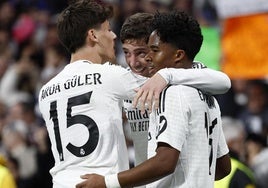 Arda Güler y Endrick celebran con Valverde el cuarto gol del Real Madrid ante el Celta.