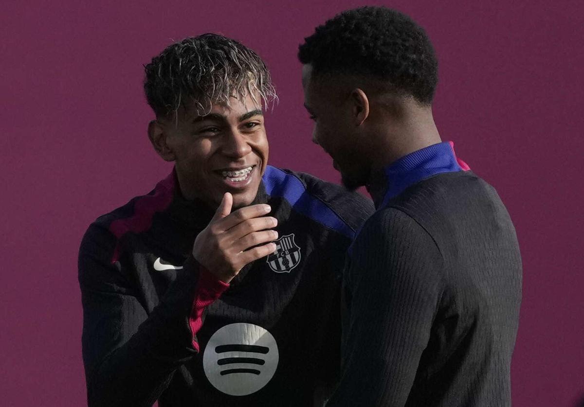 Lamine Yamal bromea con Ansu Fati durante el entrenamiento del Barça de este viernes.