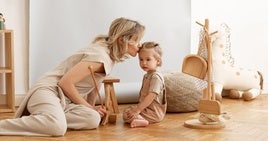 Madres que solo visten a sus hijos de beige