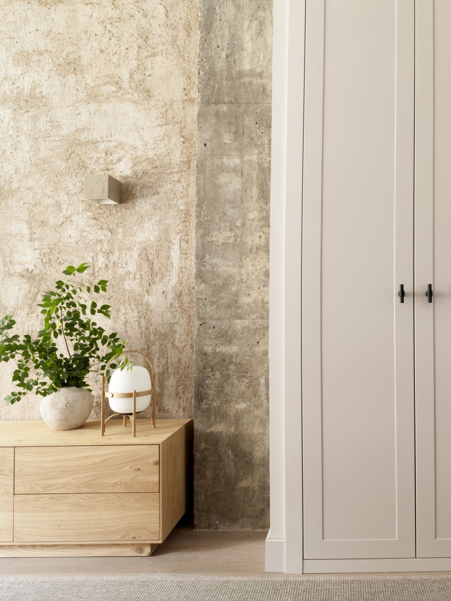 Paredes con textura, muebles en madera natural y armarios lacados en color piedra es una combinación ganadora.