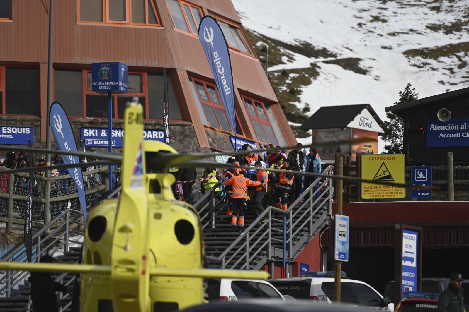 Trabajadores de los servicios de emergencias en la estación de esquí de Astún.