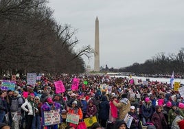 Manifestantes contrarios a Trump frente al Capitolio.