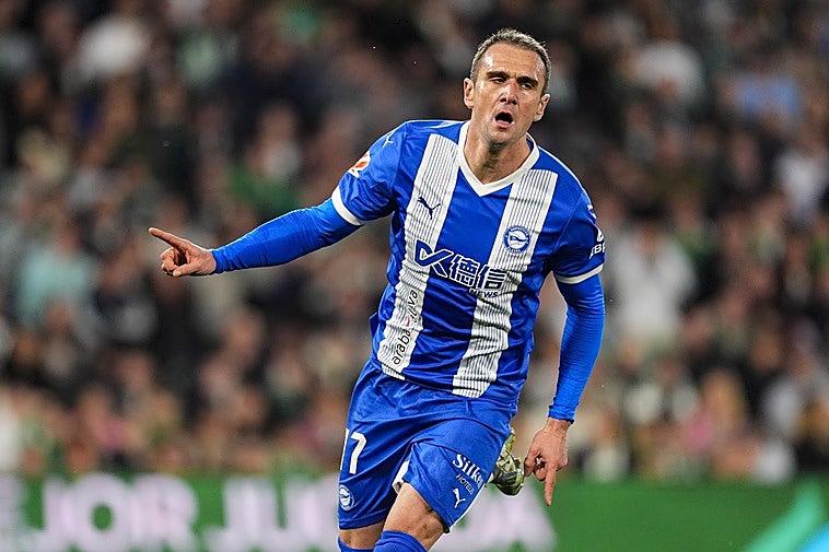 Kike García, con un 'hat-trick', asalta el Villamarín y da aire al Alavés