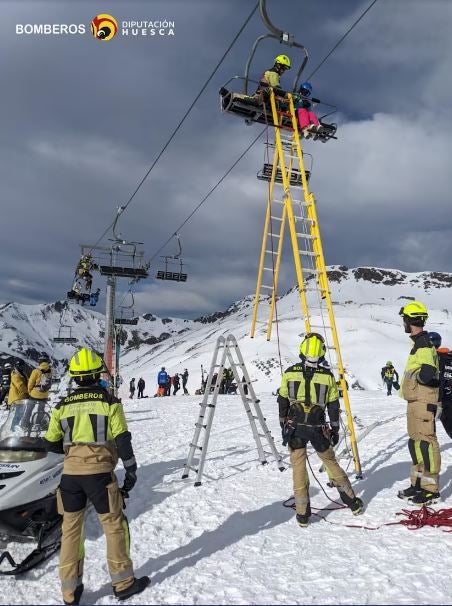 Los bomberos rescatan a los esquiadores atrapados.