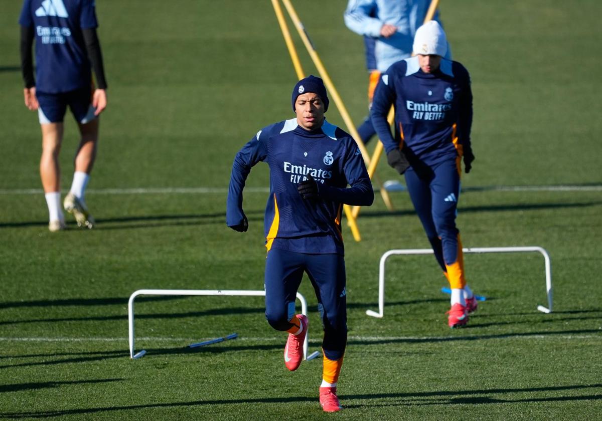 Kylian Mbappé, durante el entrenamiento que llevó a cabo este sábado el Real Madrid.