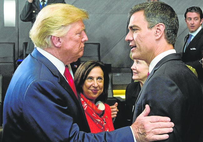 Trump y Sánchez se saludan en la Cumbre de Bruselas de 2018.