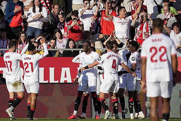 El Sevilla remonta en Montilivi y se aleja del descenso