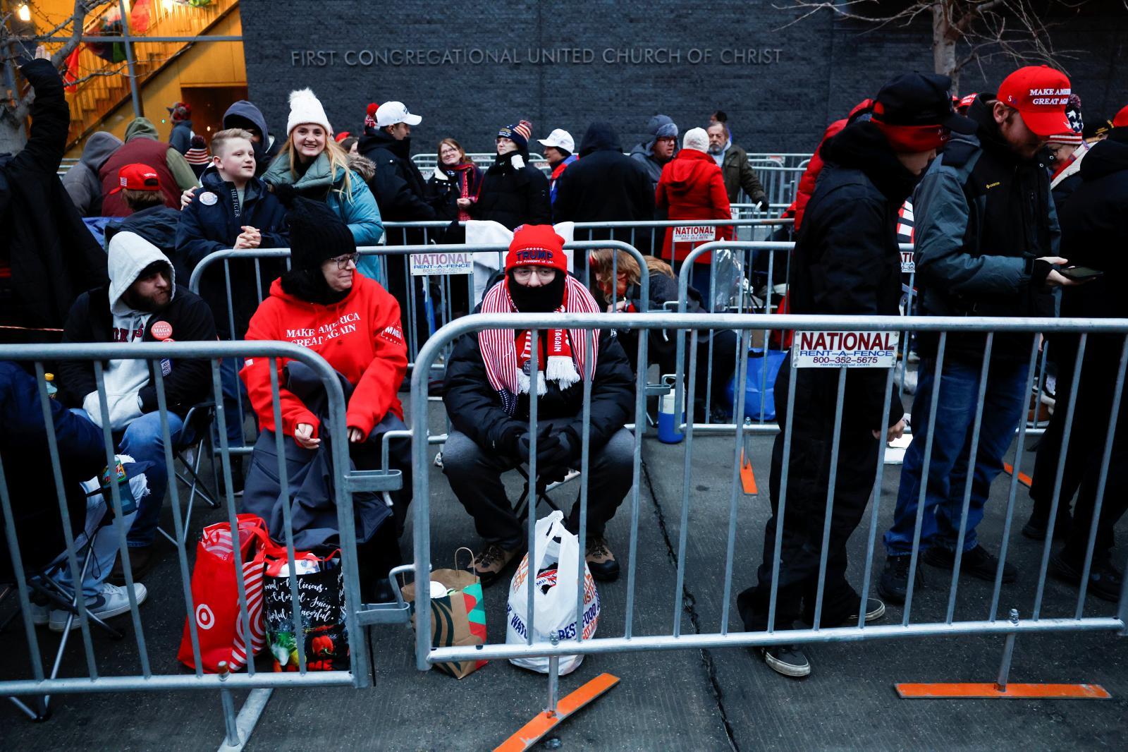 Seguidores republicanos esperan ya, pese al frío, en la puerta del Capital One para no perderse a Trump este lunes.