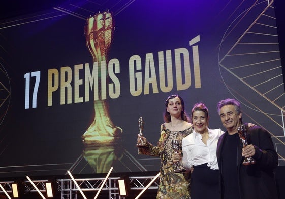 Las actrices Laura Weismahr, Emma Vilarasau y el actor Eduard Fernández posan con los premios conseguidos en la XVII edición de los Premios Gaudí de la Academia del Cine Catalán.