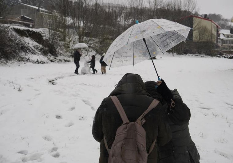 La borrasca Garoé trae un cambio de tiempo: nieve en el norte y lluvias en Andalucía occidental y Extremadura