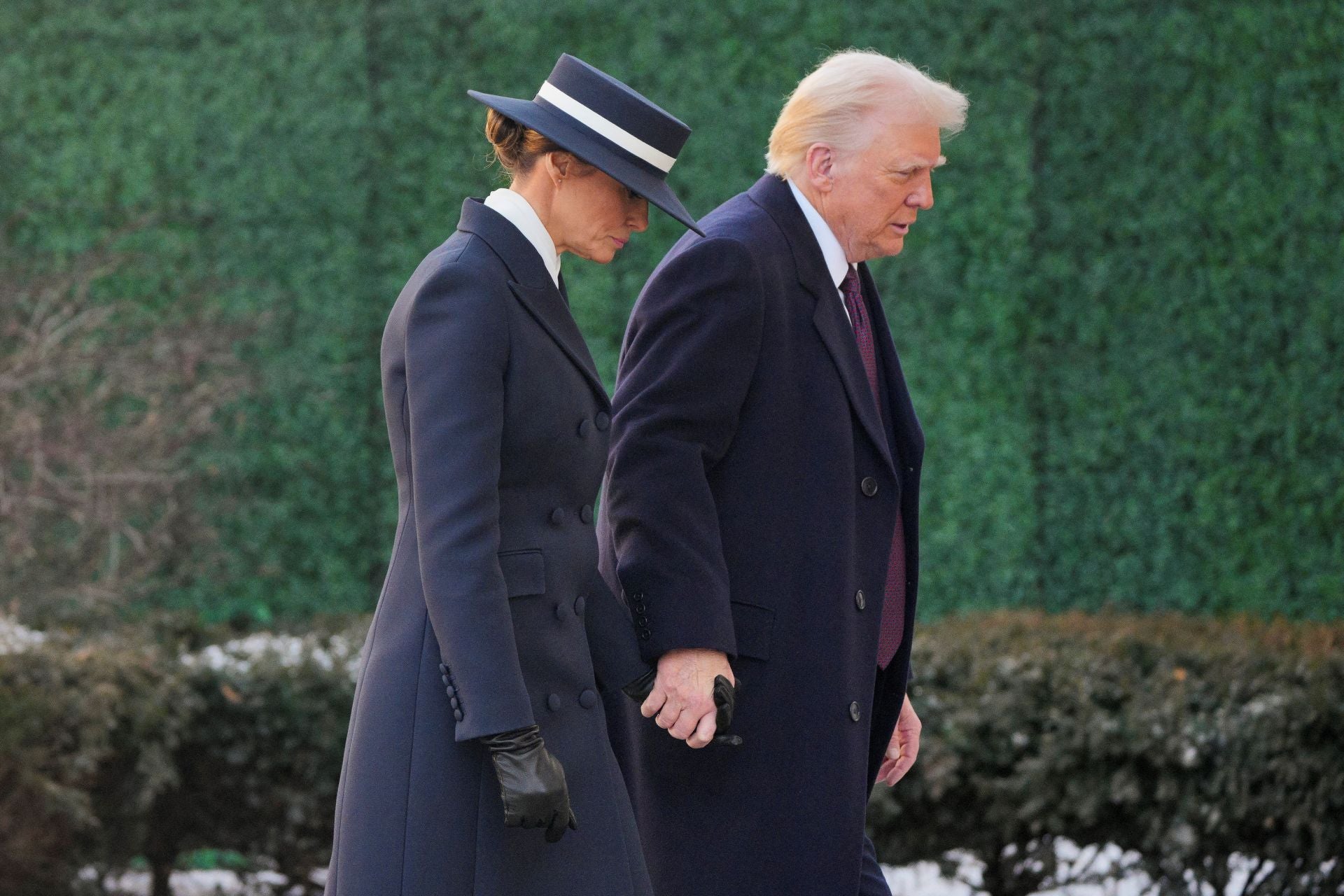 Donald Trump y su mujer, Melania Trump, llegan a la iglesia de St. John para el servicio religioso.