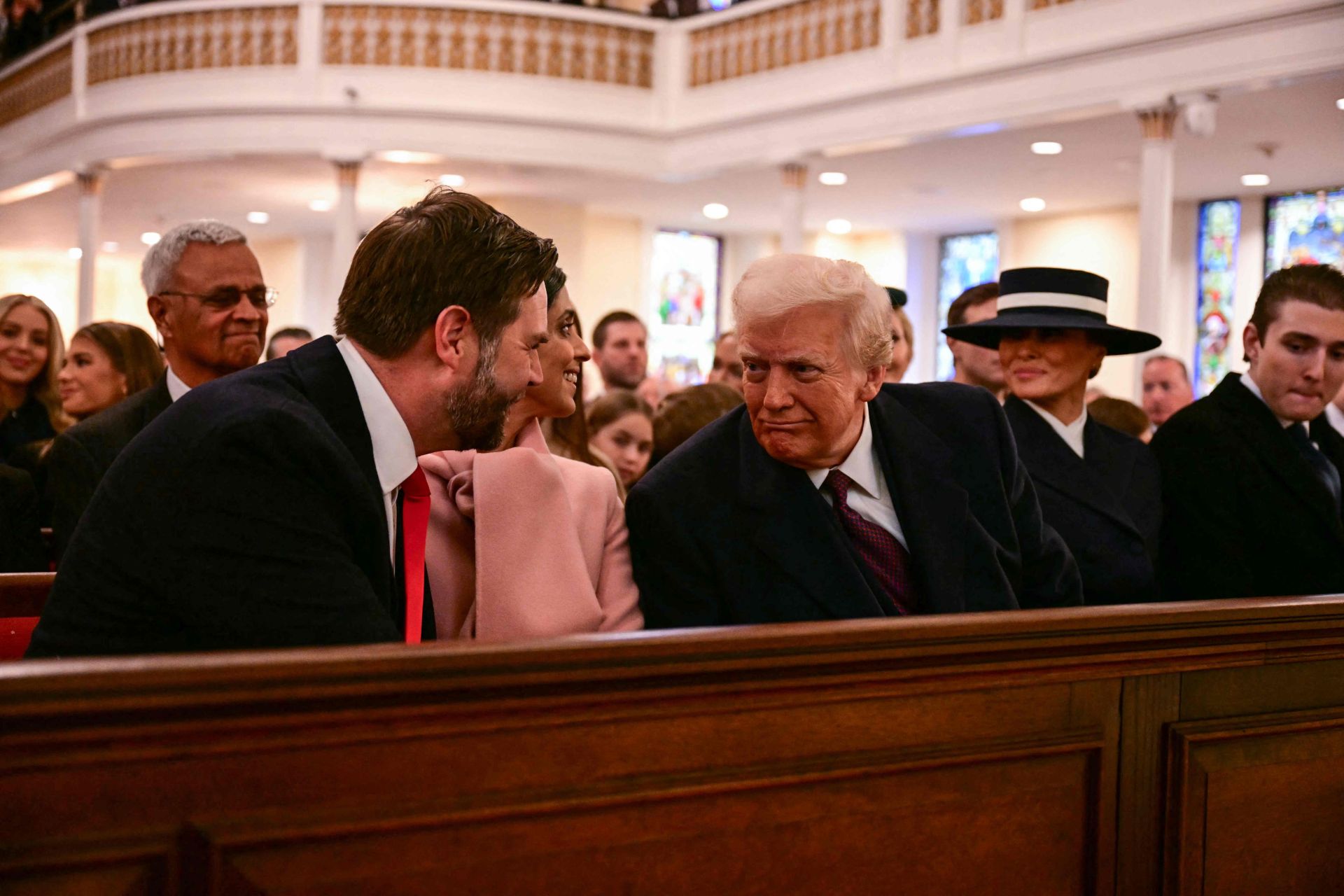 Donald Trump y el vicepresidente JD Vance conversan antes del comienzo del servicio religioso. 