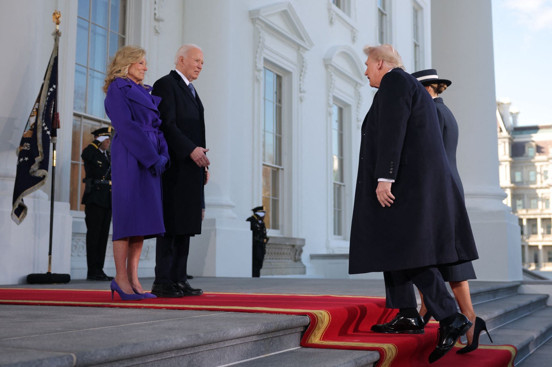 Trump llega a la Casa Blanca para tomar el té en la Casa Blanca. 