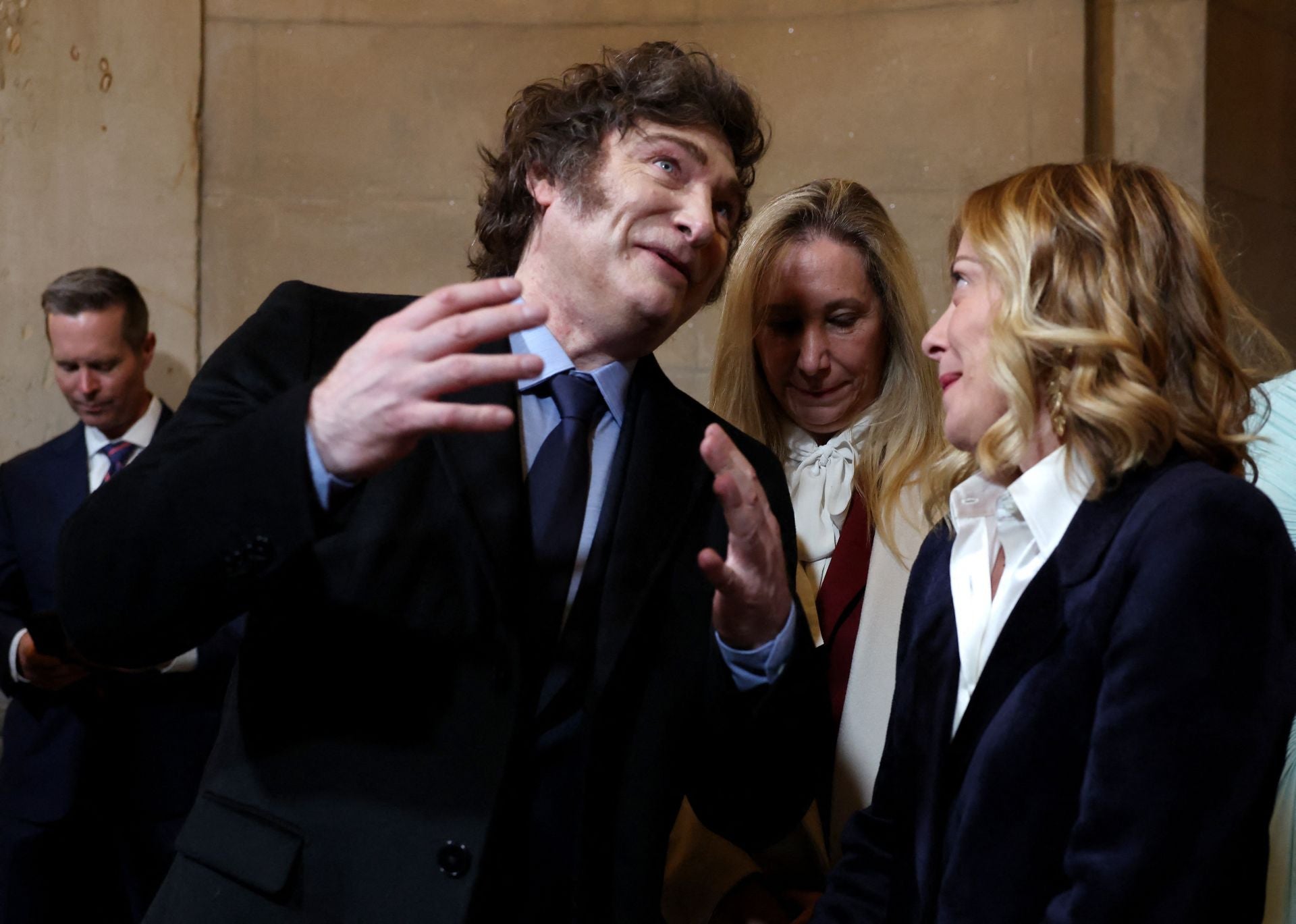 Javier Milei, presidente de Argentina, y la primera ministra italiana Giorgia Meloni, antes de comenzar el acto de investidura.