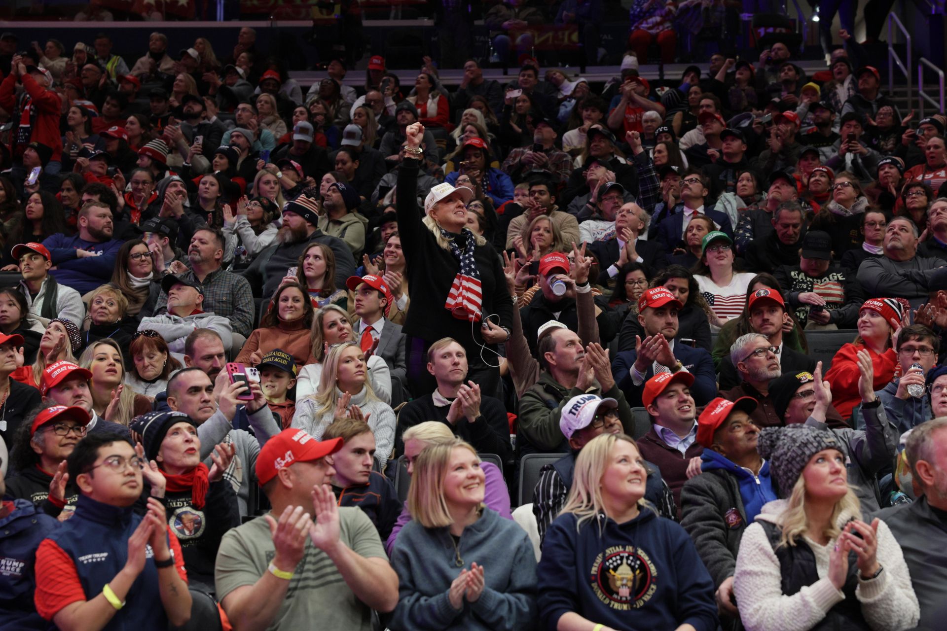 Simpatizantes de Donald Trump siguen el acto desde las pantallas gigantes instaladas en el pabellón de los Washington Wizards.