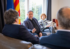 El presidente de ERC, Oriol Junqueras, y la secretaria general de ERC, Elisenda Alamany, durante una reunión en Waterloo