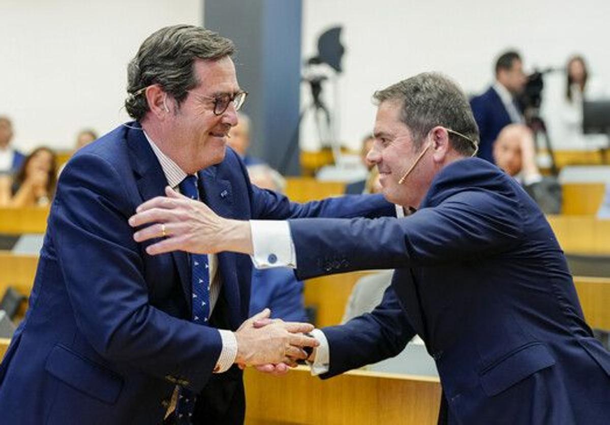 El presidente de la CEOE, Antonio Garamendi, saluda al de Cepyme, Gerardo Cuerva.